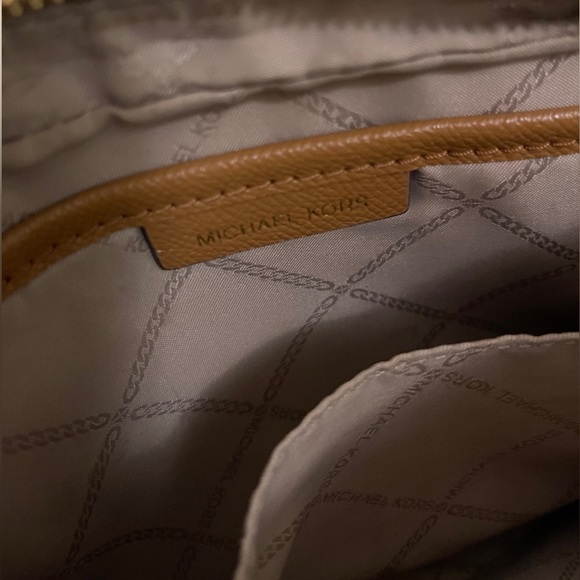 Michael Kors Crossbody - PRICE DROP! - Picture 3 of 4